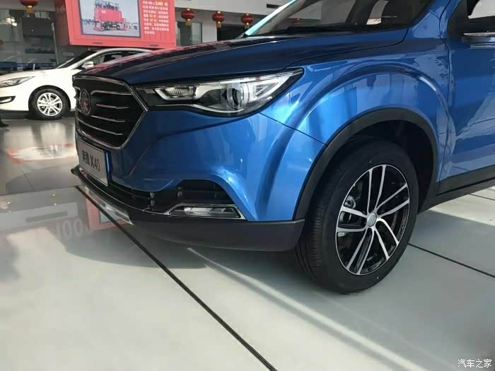 近距离接触2018款蓝色奔腾x40自动豪华版.