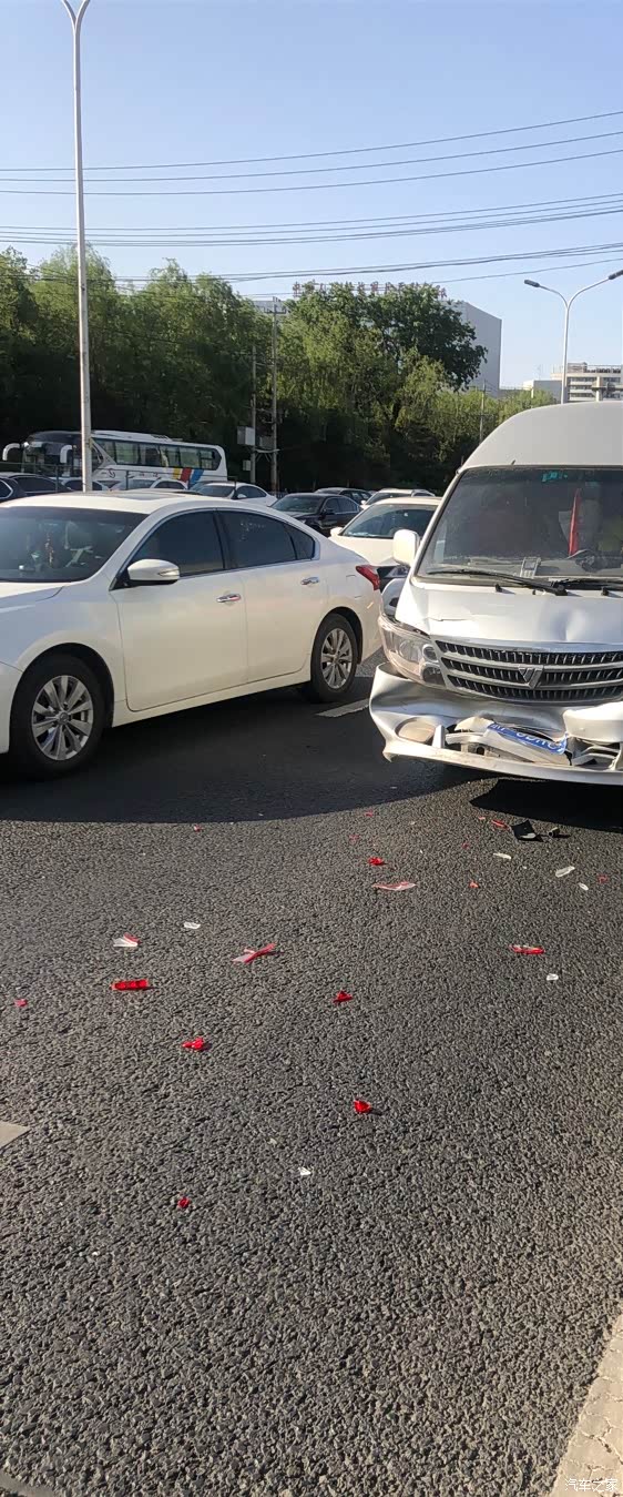 【图】伤心,被撞了_天籁论坛_汽车之家论坛