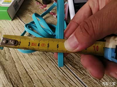 数据线的宽度达到6毫米,经久耐用