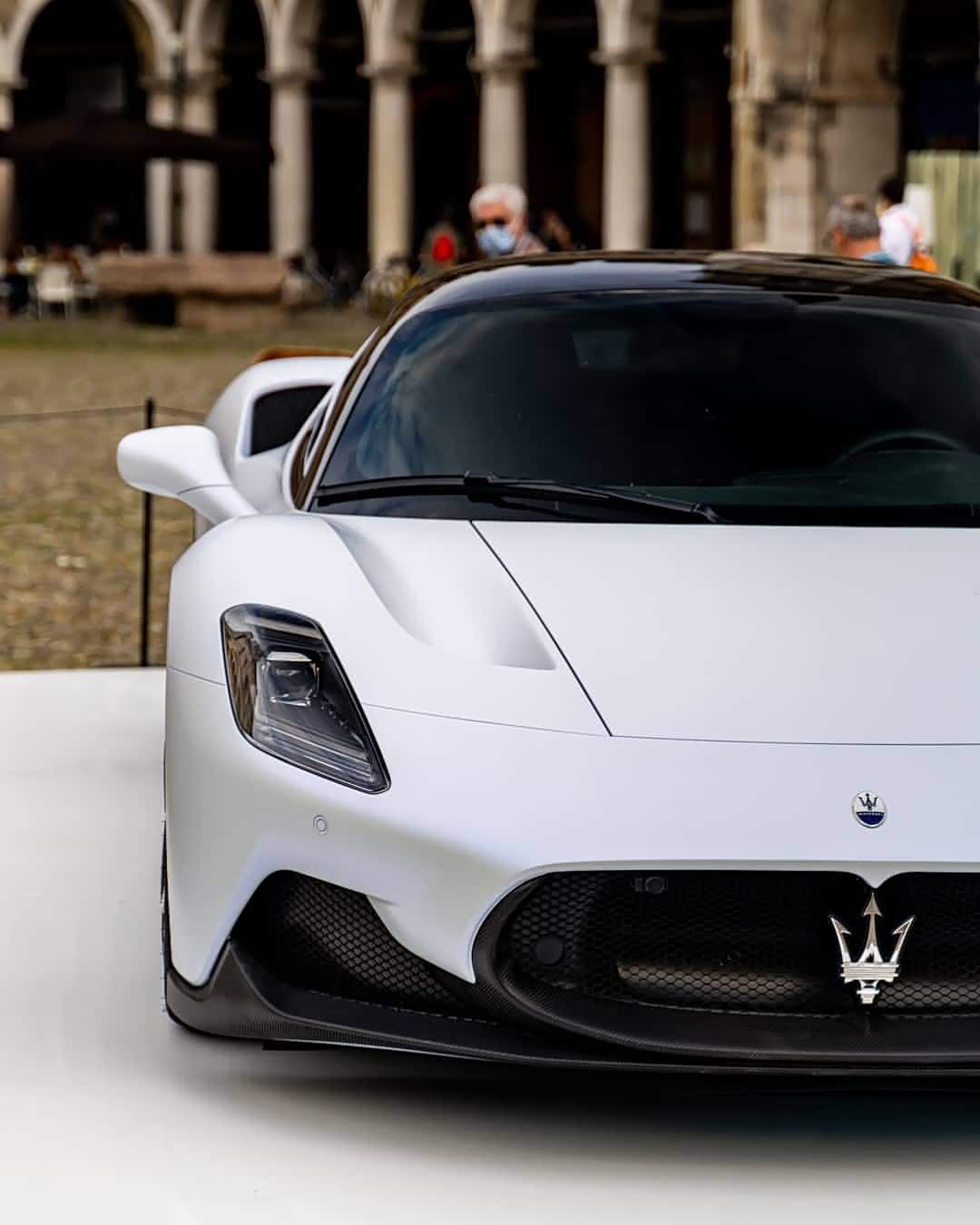 玛莎拉蒂mc20白色还是很漂亮