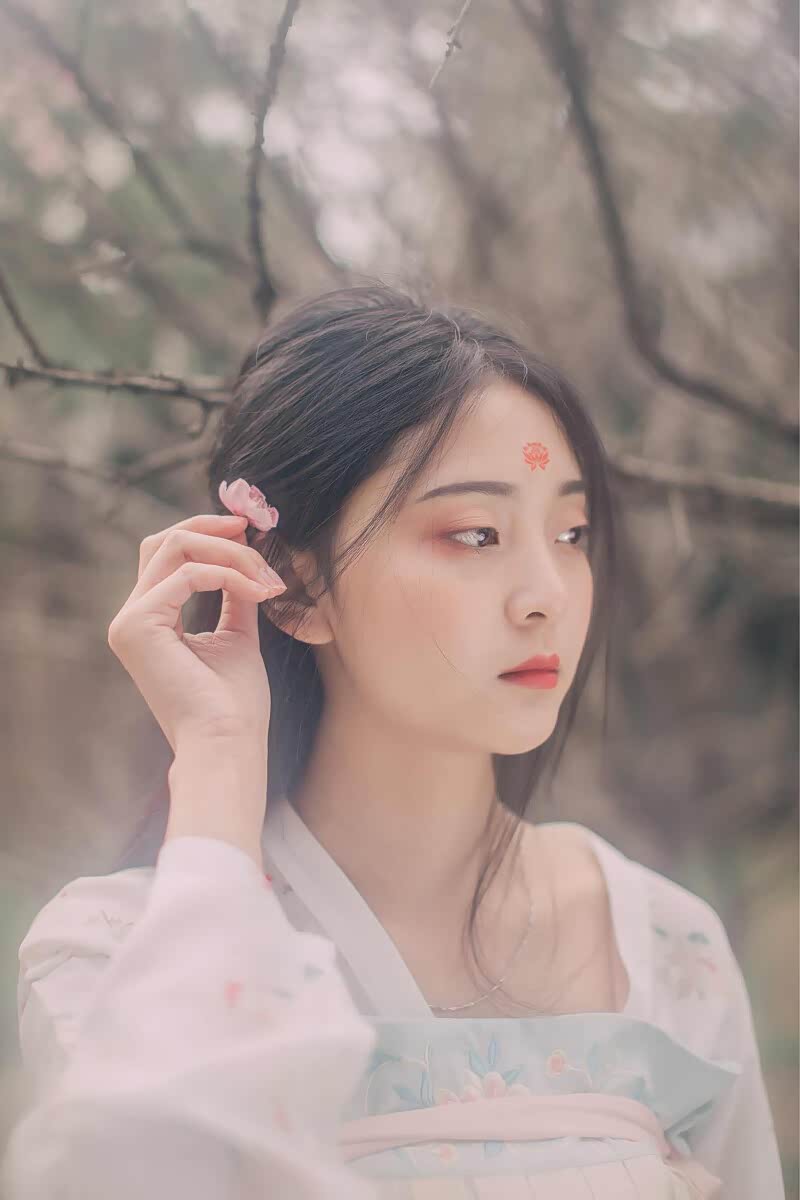 彰显独特民族风 ,汉服小姐姐仙气十足