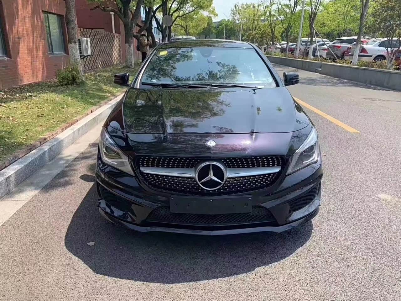 奔驰轿跑cla.轿跑车身设计,满天星大标中网,无边框车门设计