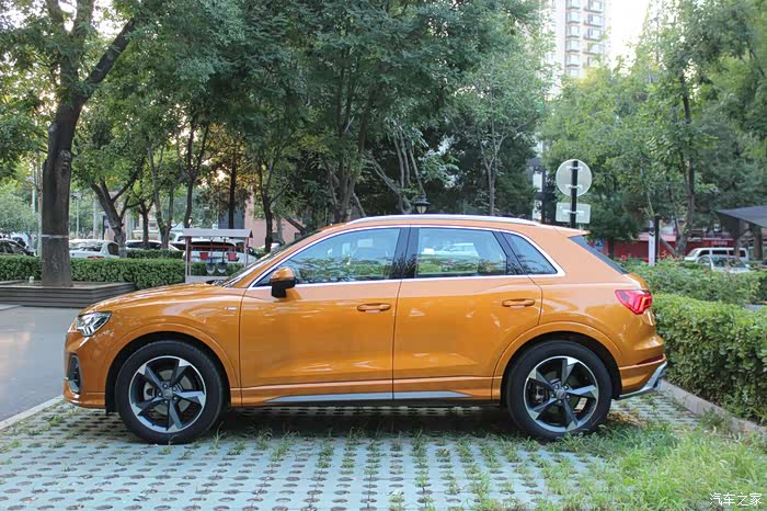 19寸的轮毂,放在q3很合适,没有一丝违感,一丝则溢,一丝则空,奥迪拿捏