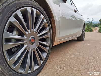 19英寸的大轮毂,带动着红旗h5向远方奔去.