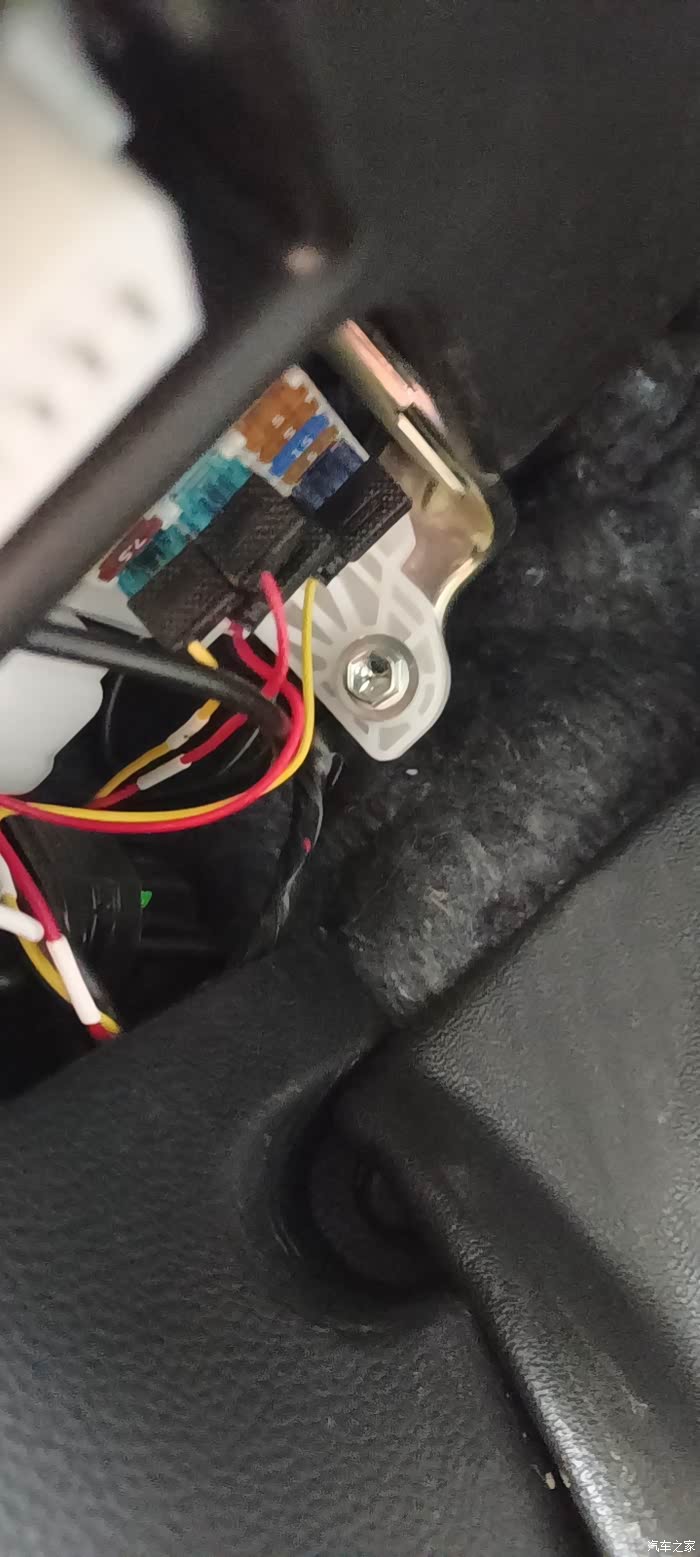 丰田锋兰达驾驶室左下方保险盒有没有盖子