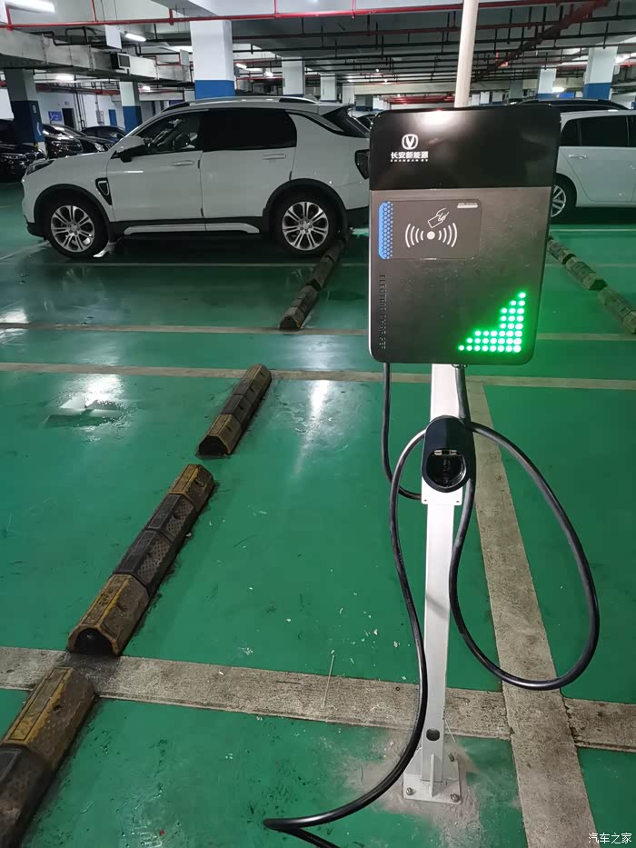 充电桩安好市区出行已经开始嫌弃油车了