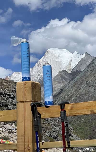 氧气瓶与登山棍.名副其实眼睛在天堂,身体在地狱.