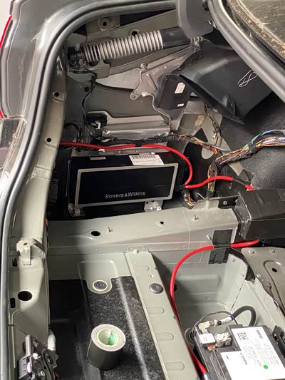 原装位安装,供电线比哈曼粗了不少