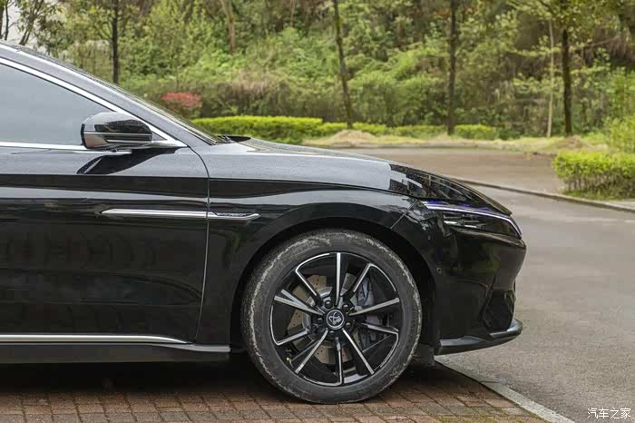 享受二人世界驾着大汉与旅游打卡鸾佩公园