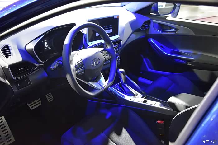 北京现代菲斯塔年轻动感运动内饰设计也是运动的风格