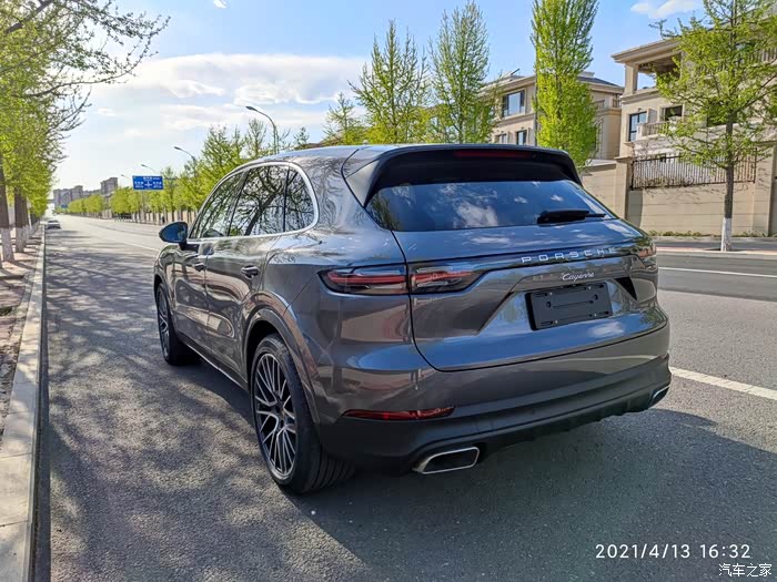 保时捷卡宴2021款3.0t,石英灰提车作业