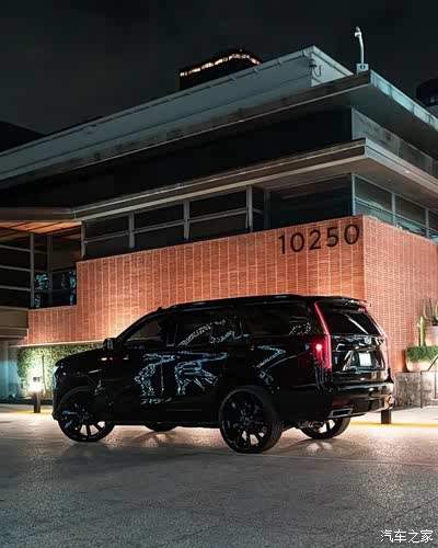 车顶采用很有精致感的满天星式造型,豪华感提升的明显.