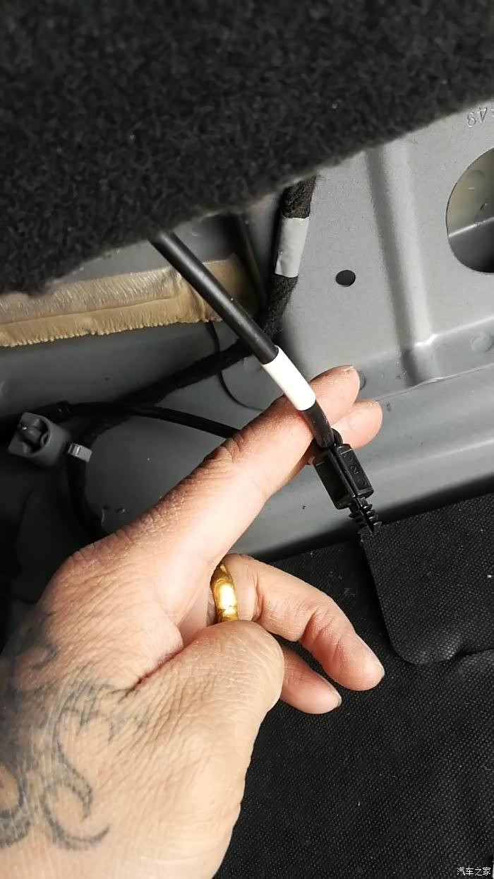 今天后备箱里拆了一下,固定了一下后座放倒的拉线