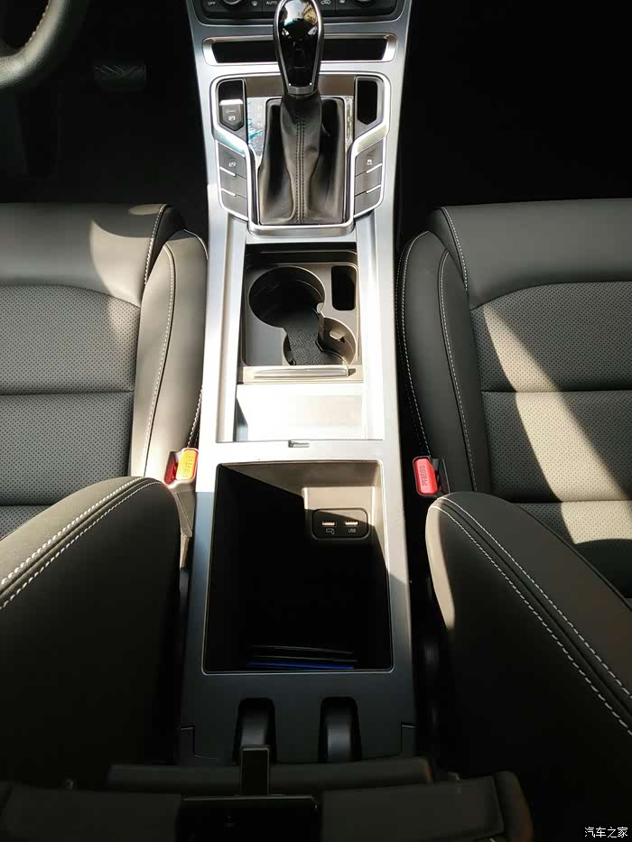 扶手箱内隐藏的usb接口,这个我不说,你是不是很难发现