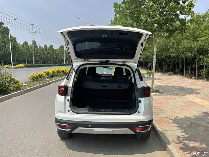后备箱的开口角度比较大,后备箱的空间也不小.