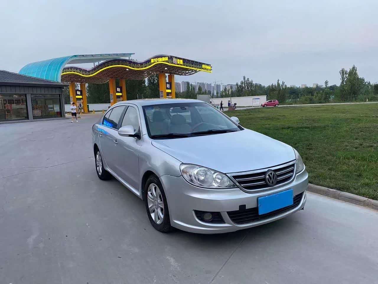 有没有觉得很酷啊,老款的大众朗逸!很是喜欢.