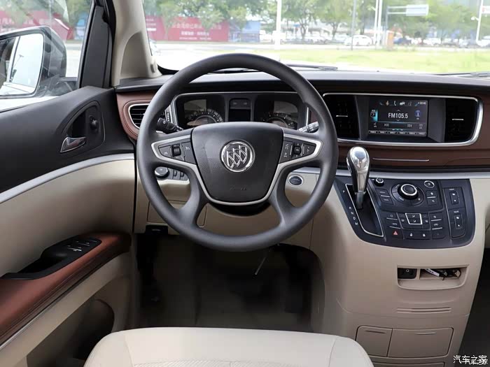 技术问题~~为啥自动挡,主驾下面还是三个踏板