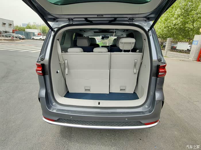 看后备箱就这么大点地方很是尴尬几乎放不下太多的东西.