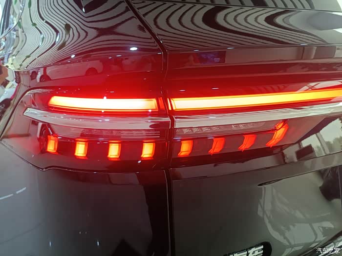 星越l后尾部是贯穿式尾灯,开始特别漂亮而且安全系数特别高!
