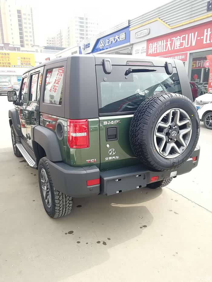 今天天气好,陪兄弟一起看一下北京40l柴油版!