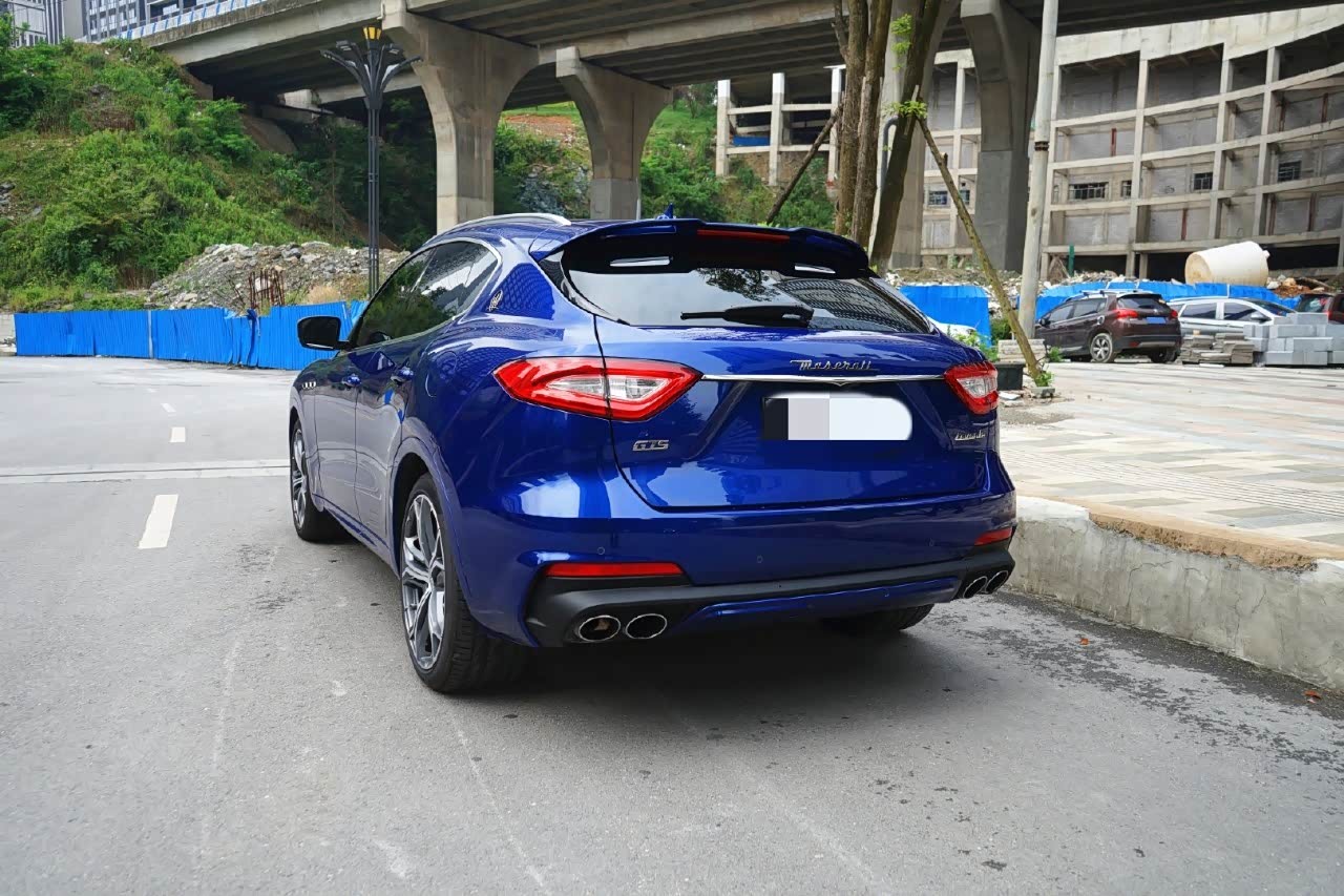 蓝色的玛莎拉蒂最迷人的越野车