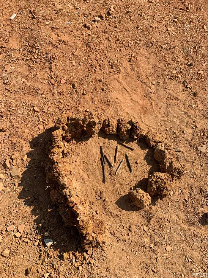 这是儿子用黄泥块做的心形,缺个口了