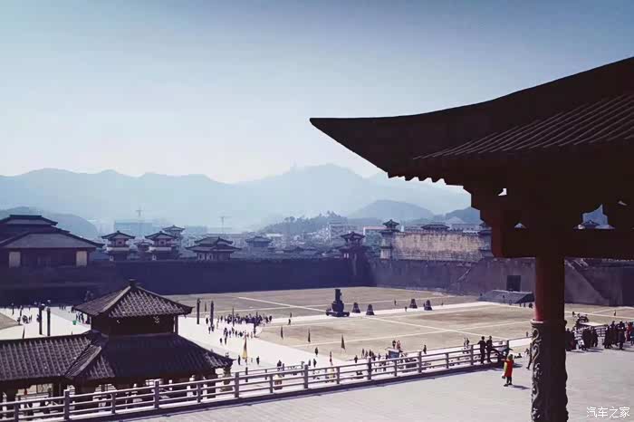 秦王宫,感觉非常的霸气威武,站在高台上俯瞰下面感觉自己已经是嬴政