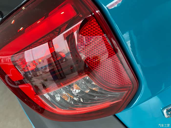 后位灯c型灯,比较亮眼,led的