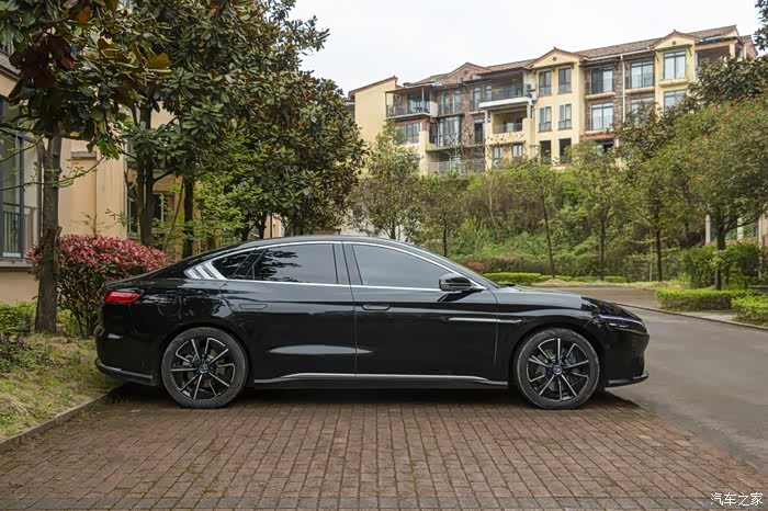 享受二人世界驾着大汉与旅游打卡鸾佩公园