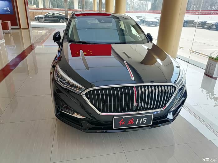 h5的正前方,前脸儿的进气格栅像不像大嘴猴的嘴,上边的红旗车标独树一