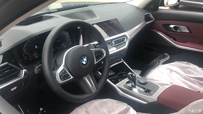 武汉留学生免税车宝马330i提车!