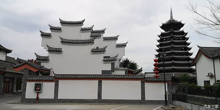 白墙,青瓦,红檐,桡角结构的壮族风格民居建筑,体现壮族人的智慧能力.