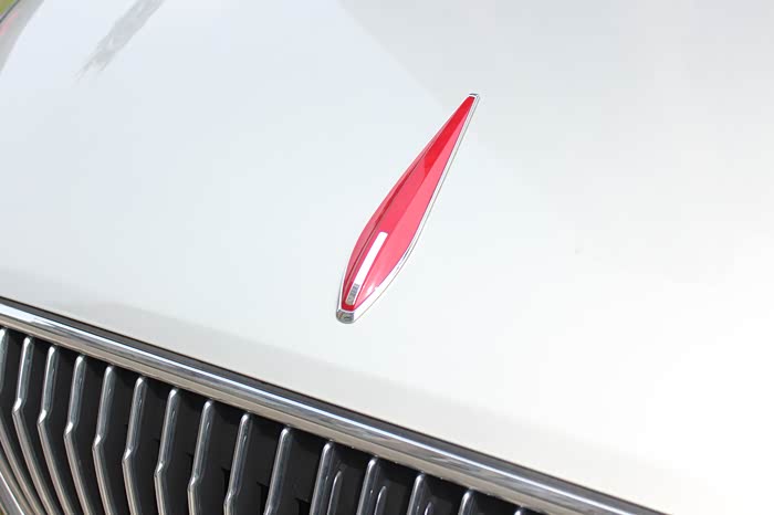 车标就是一抹红色,很有特色.