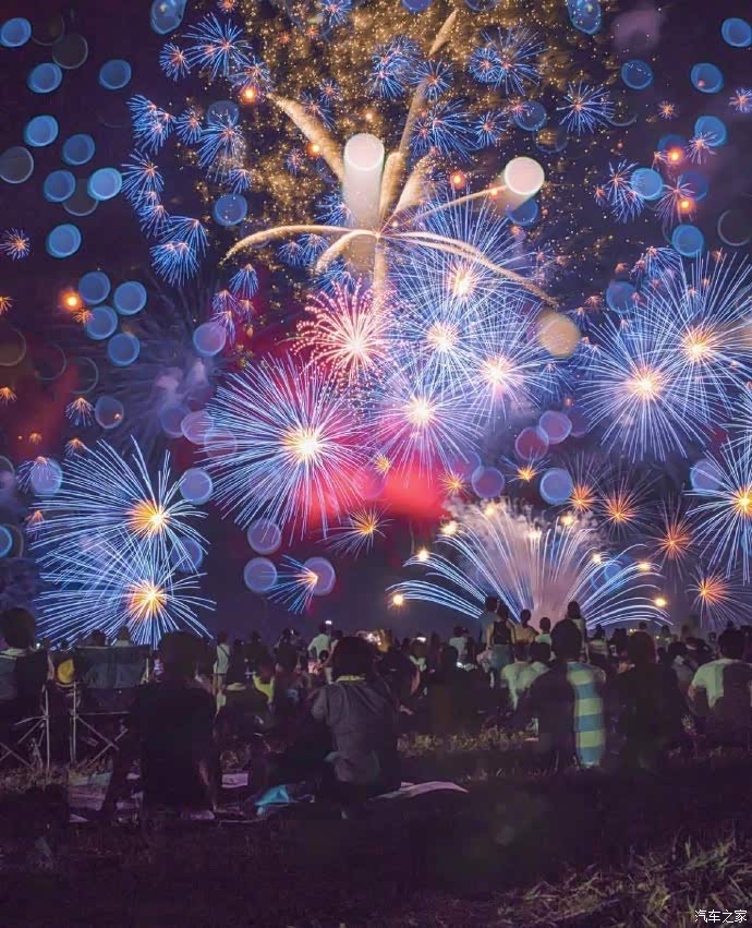 海边的烟花绽放色彩斑斓的世界