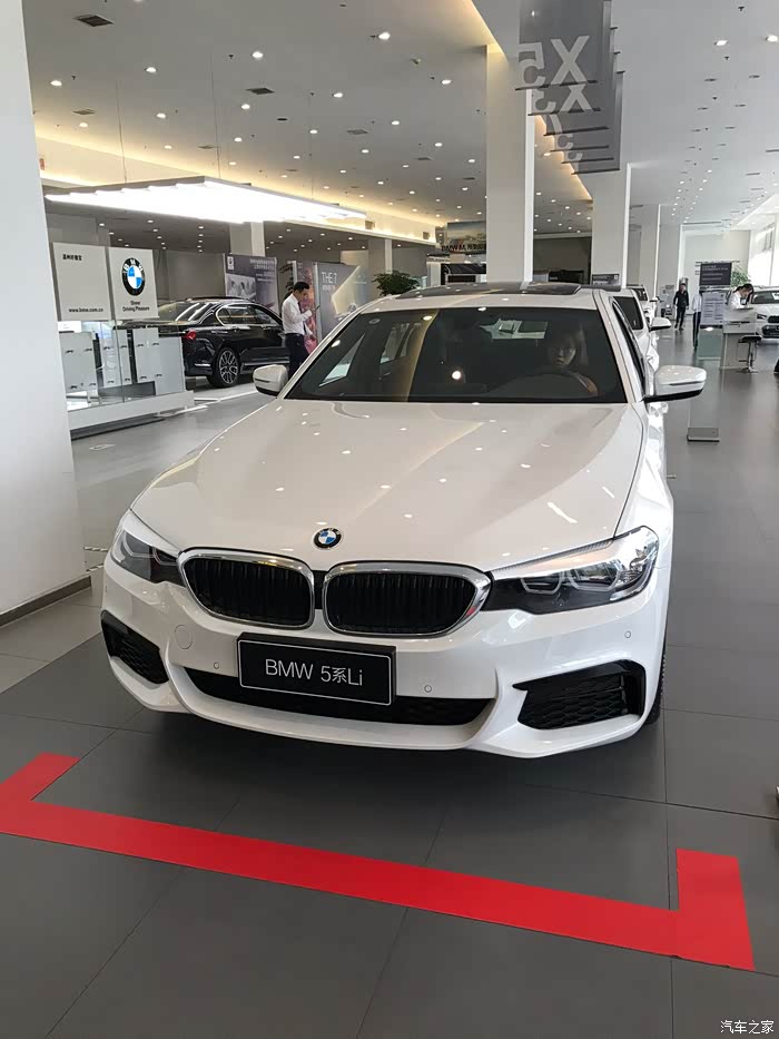 宝马2020款5系530li领先运动矿石白