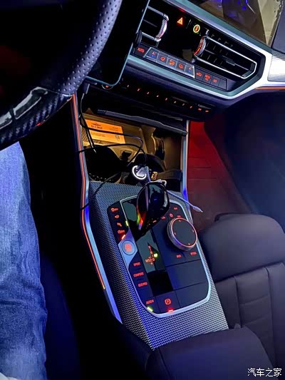 新3系马鞍氛围灯,为车内增添色彩