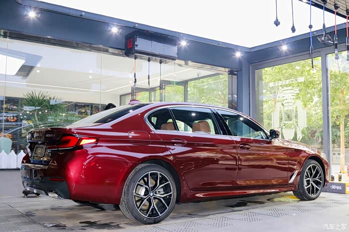 21款530li行政提车馥郁红配干邑