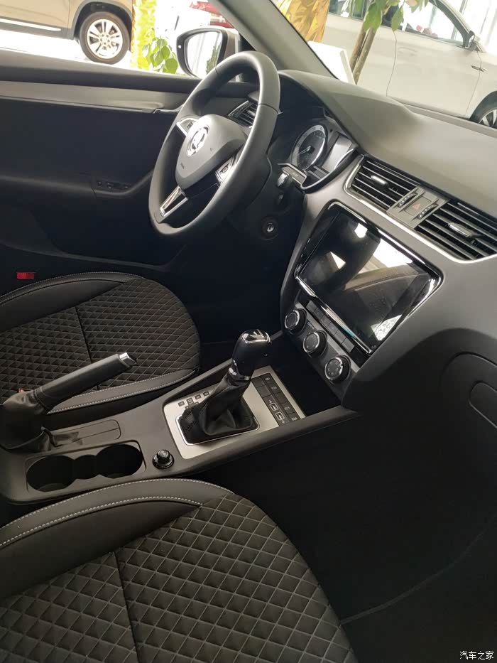 操控驾驶台简洁舒适