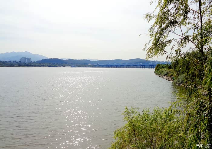 灵气固然是看水 但是城市里横穿而过的江河也往往制约城市的繁荣发展