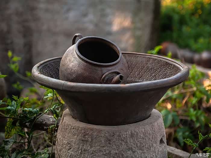 时代在发展,农家还是离不开这些坛坛罐罐和缸瓮,少了它就会感觉生活