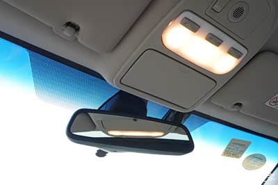 锁车后视镜自动折叠.自动防眩目后视镜.感应雨刷,价格差了一倍