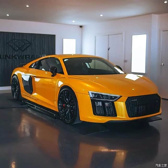 奥迪r8实车,外形采用非常年轻动感的橙色涂装.