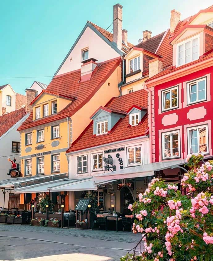 欧洲小镇的街头,总是慢悠悠的.