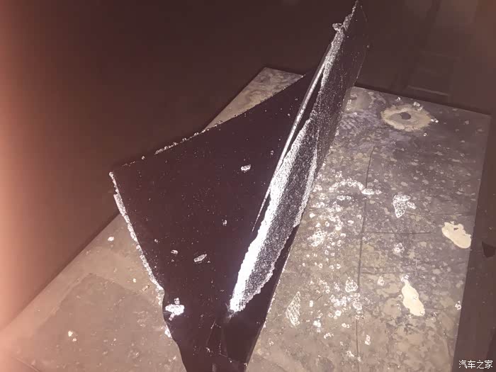 破窗而入,车内被盗快过年了大家都小心点的!