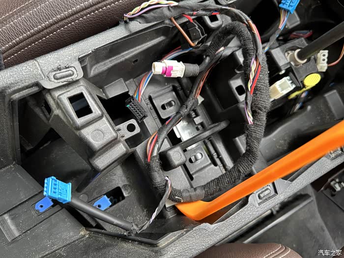 停车时应施加驻车制动,宝马x1更换挂档弹簧