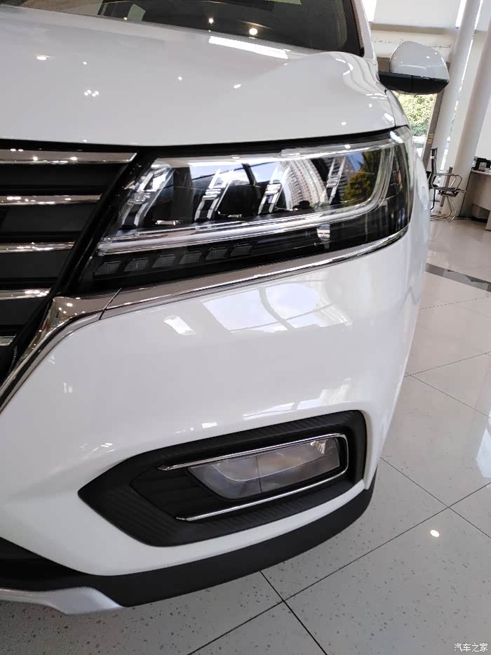 开着荣威i5和朋友一起去看车