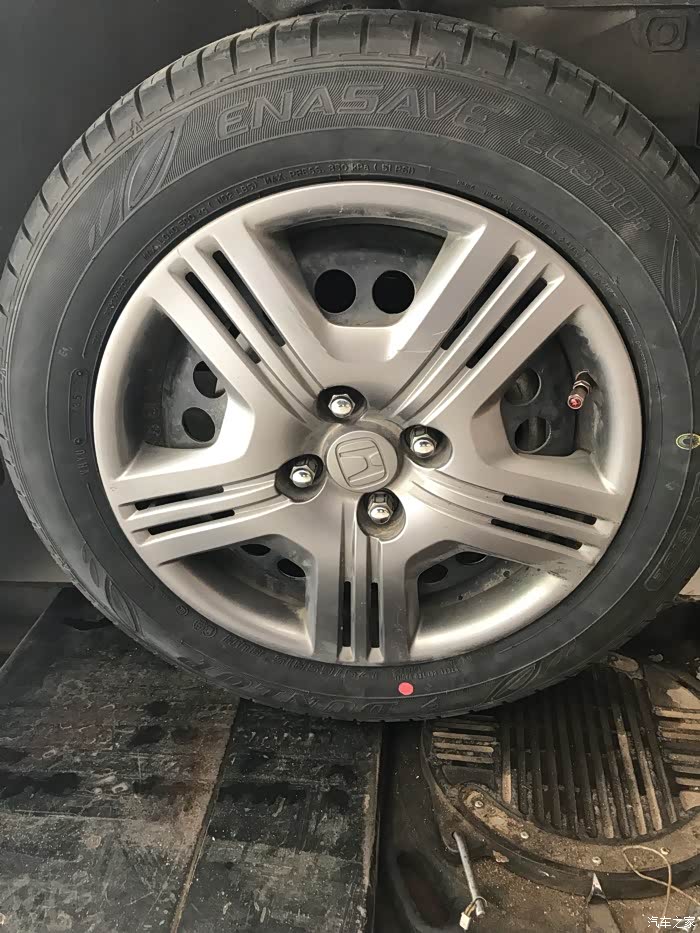 二代飞度换轮胎