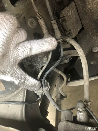 首先拆掉旧的刹车感应线,中间有几个卡扣固定在避震,羊角上面,直接扣