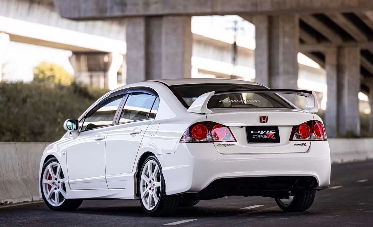 有些车其实素素的就很好看了～我爱本田fd2!