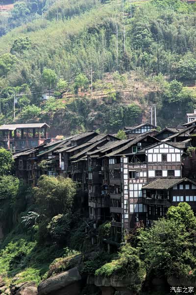 沿河而建的丙安古镇,有着保存完好的木质吊脚楼